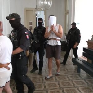 Polícia v rámci akcie Funeral obvinila deväť ľudí, vrátane policajta. 

(Ďalšie...