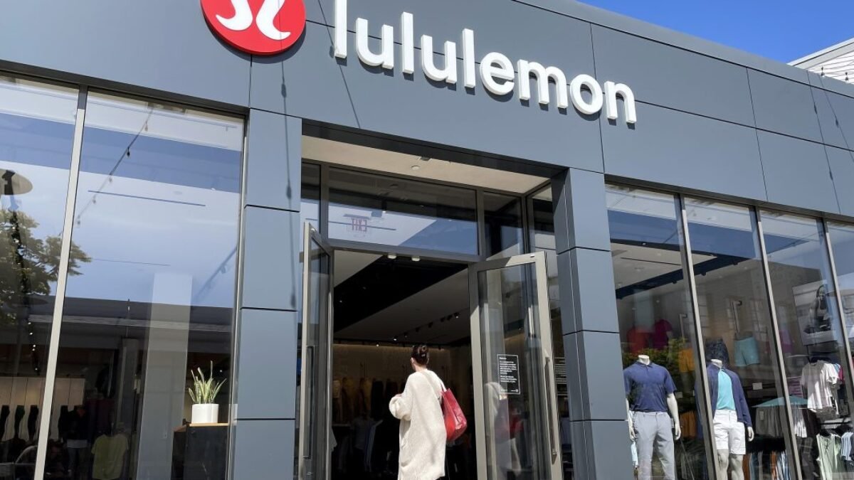 Lululemon má dosť dupe kultúry Gen Z a žaluže Costco za údajné kradnutie dizajnov jeho bundy Scuba a nohavíc ABC.