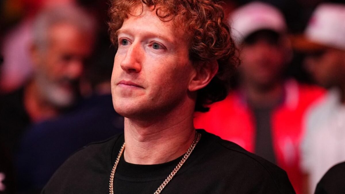 Kľúčové poznatky z memo Marka Zuckerberga o snahách Meta o „superinteligencii“ umelej inteligencie a významných náboroch.