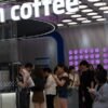 Najväčší konkurent Starbucksu práve prišiel do USA. Luckin Coffee otvoril dve po...
