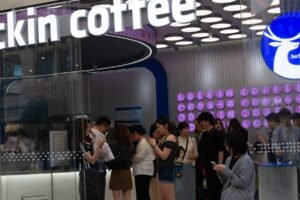 Najväčší konkurent Starbucksu práve prišiel do USA. Luckin Coffee otvoril dve po...