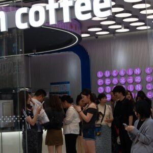 Najväčší konkurent Starbucksu práve prišiel do USA. Luckin Coffee otvoril dve po...