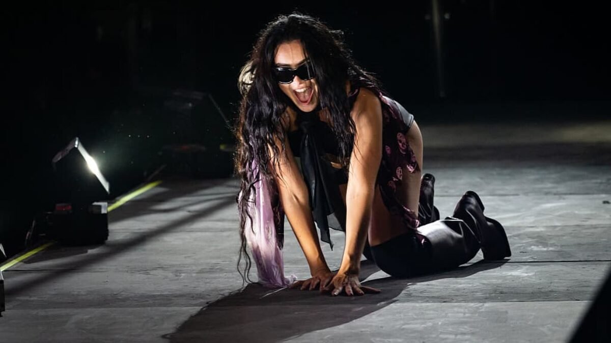 Charli xcx hovorí, že jej kritici z Glastonbury vyžarujú „boomerské vibes“.