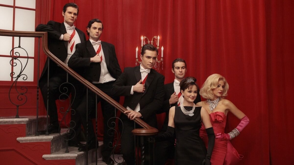 „Gossip Girl“ kolegovia sa opäť stretli v novej knižnej romantickej komédii.