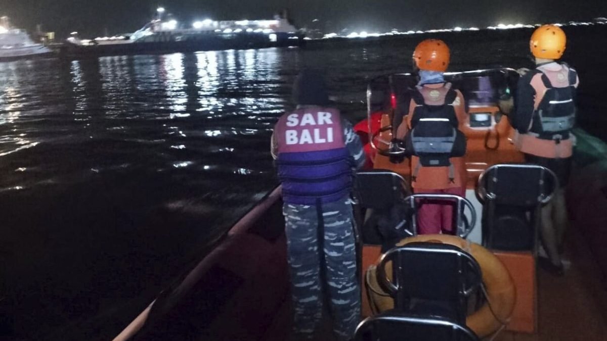 Trajekt na Bali sa potopil, pričom sa hlásia obete aj nezvestní.