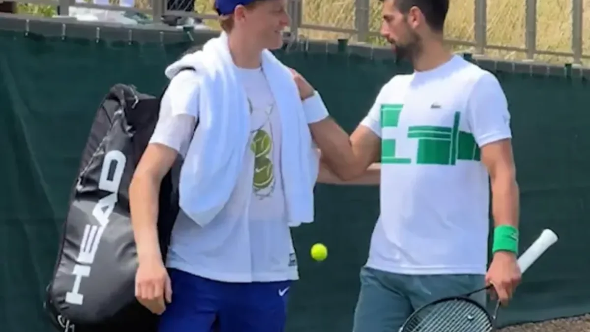 Jannik Sinner študuje majstrovstvo Novaka Djokovića na tráve pred wimbledonským súbojom.