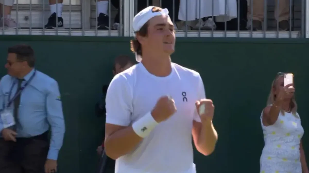 Joao Fonseca pokračuje vo Wimbledone díky kúzlu Rogera Federera na tráve.