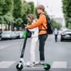 Lekári varujú pred nebezpečným trendom: Deti jazdia na elektrických kolobežkách ...