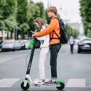 Lekári varujú pred nebezpečným trendom: Deti jazdia na elektrických kolobežkách ...