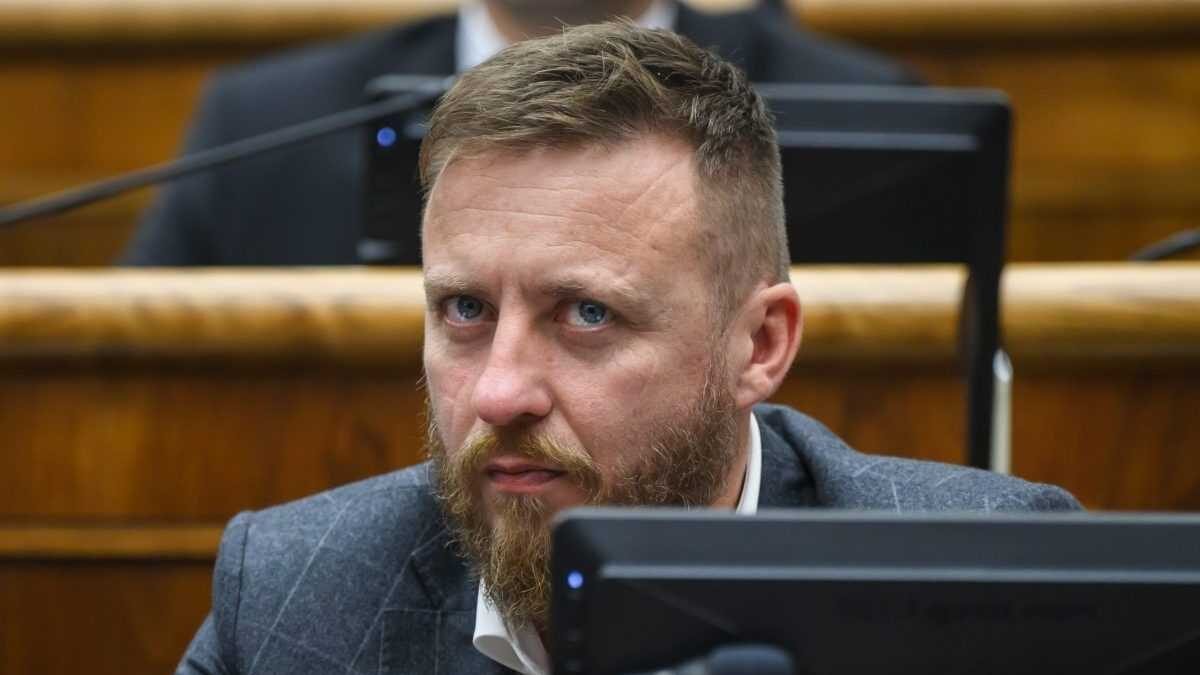 Kotlár odložil odchod, čaká na analýzu SAV