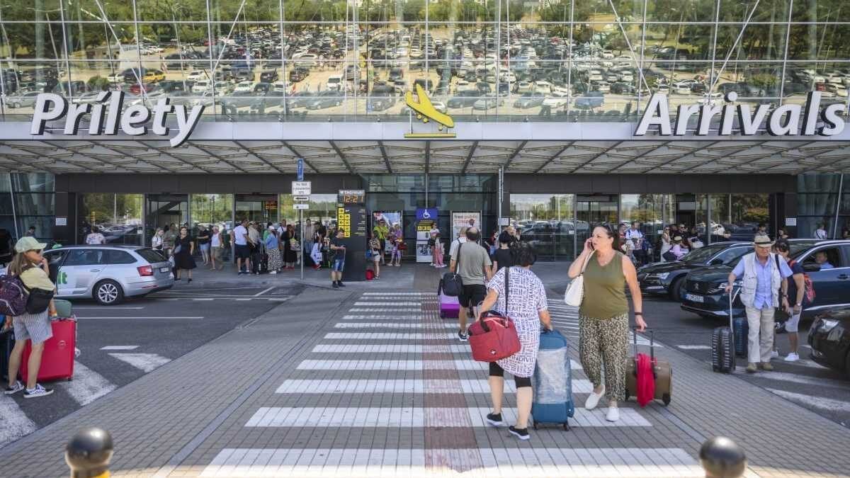 Viac ako tisíc ľudí je stále v zahraničí.