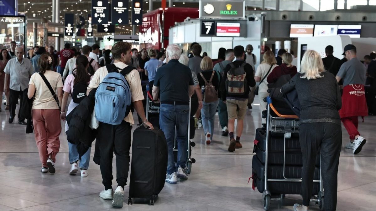 V Paríži začal štrajk dispečerov, spoločnosti rušia lety.