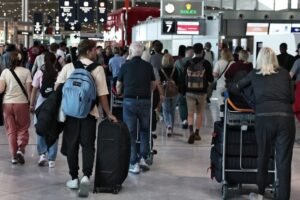 V Paríži začal štrajk dispečerov, spoločnosti rušia lety.