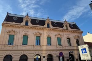 Mesto Komárno: Zreštaurovali okná umeleckej školy