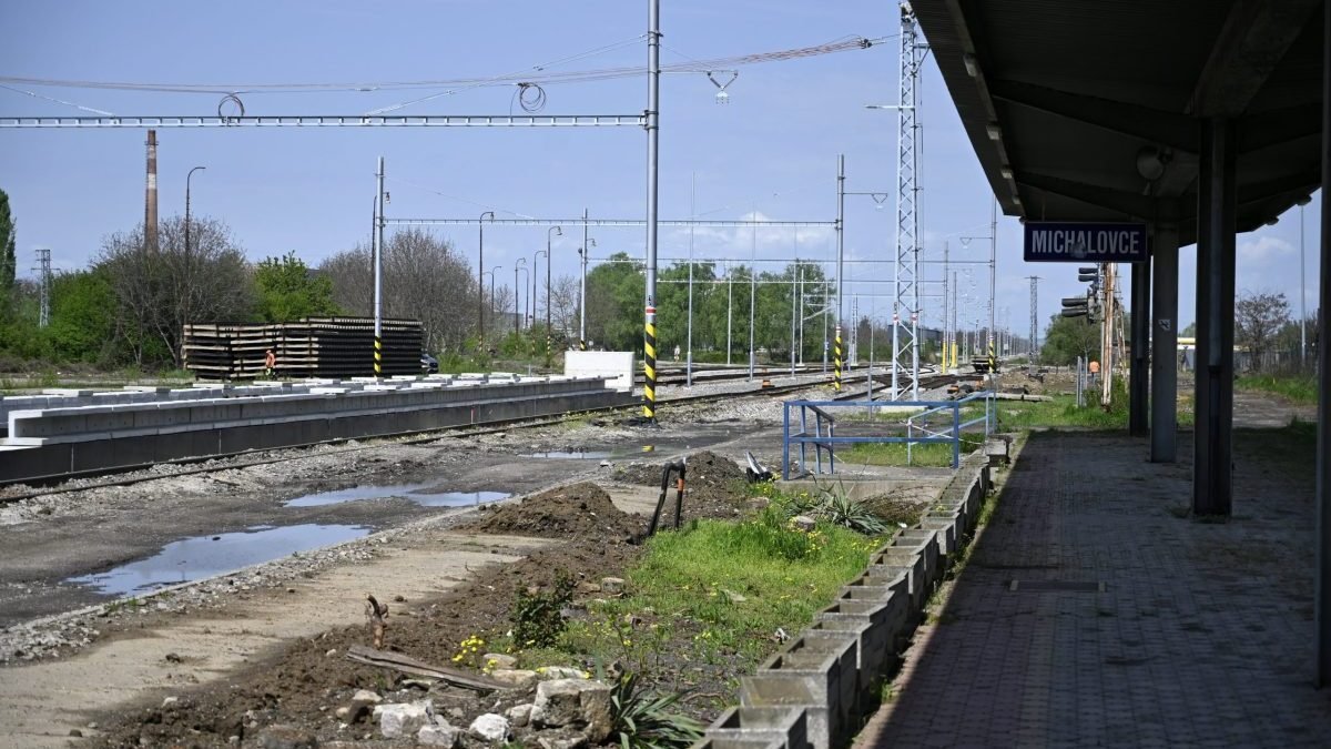 Elektrifikácia trate železničnej trate na Zemplíne sa predĺži.