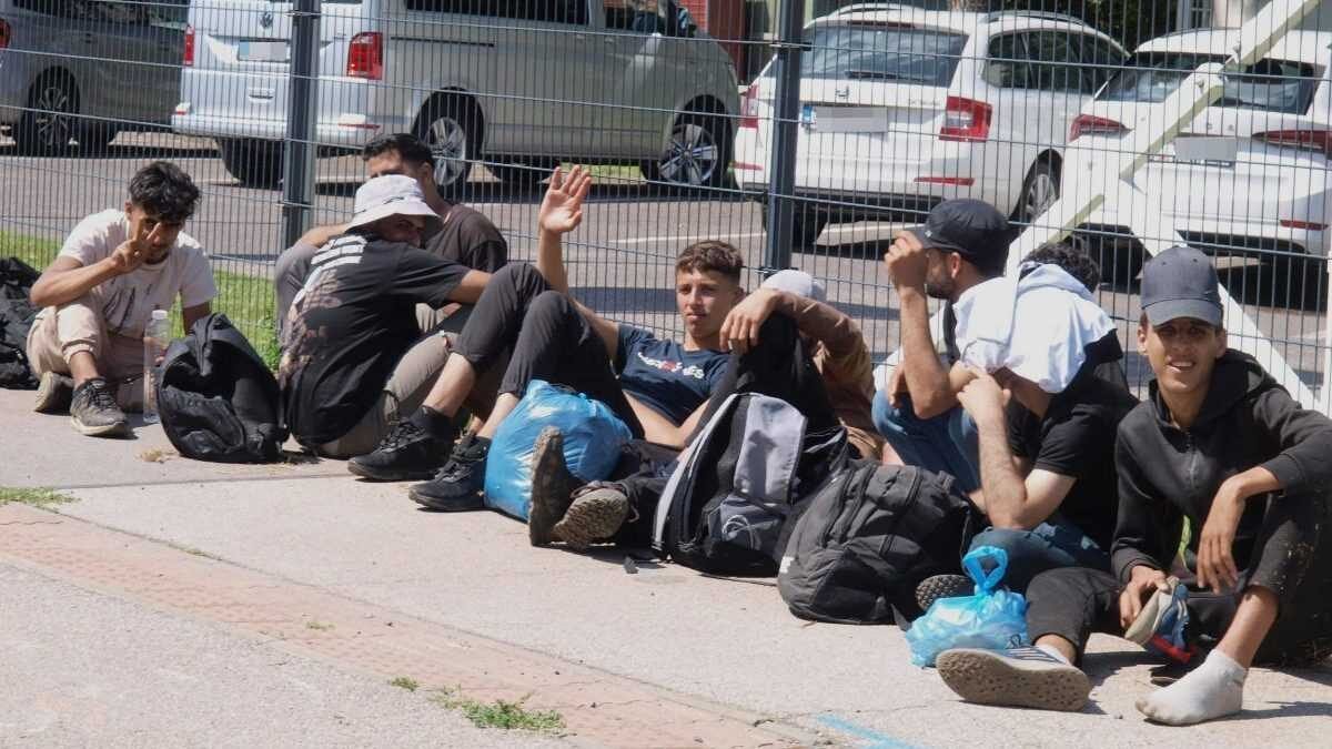 Británia a Francúzsko sa dohodli na pláne návratu migrantov.