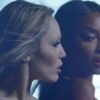 Miley Cyrus tancuje v novom hudobnom videu so supermodelkou Naomi Campbell.