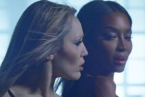 Miley Cyrus tancuje v novom hudobnom videu so supermodelkou Naomi Campbell.