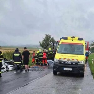 Čelnú zrážku dvoch áut pri Poprade neprežila 52-ročná vodička.