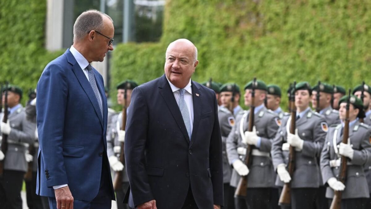 Kancelár Friedrich Merz a jeho rakúsky kolega Christian Stocker sa dohodli na úzkej spolupráci pri sprísňovaní migračnej politiky v EÚ