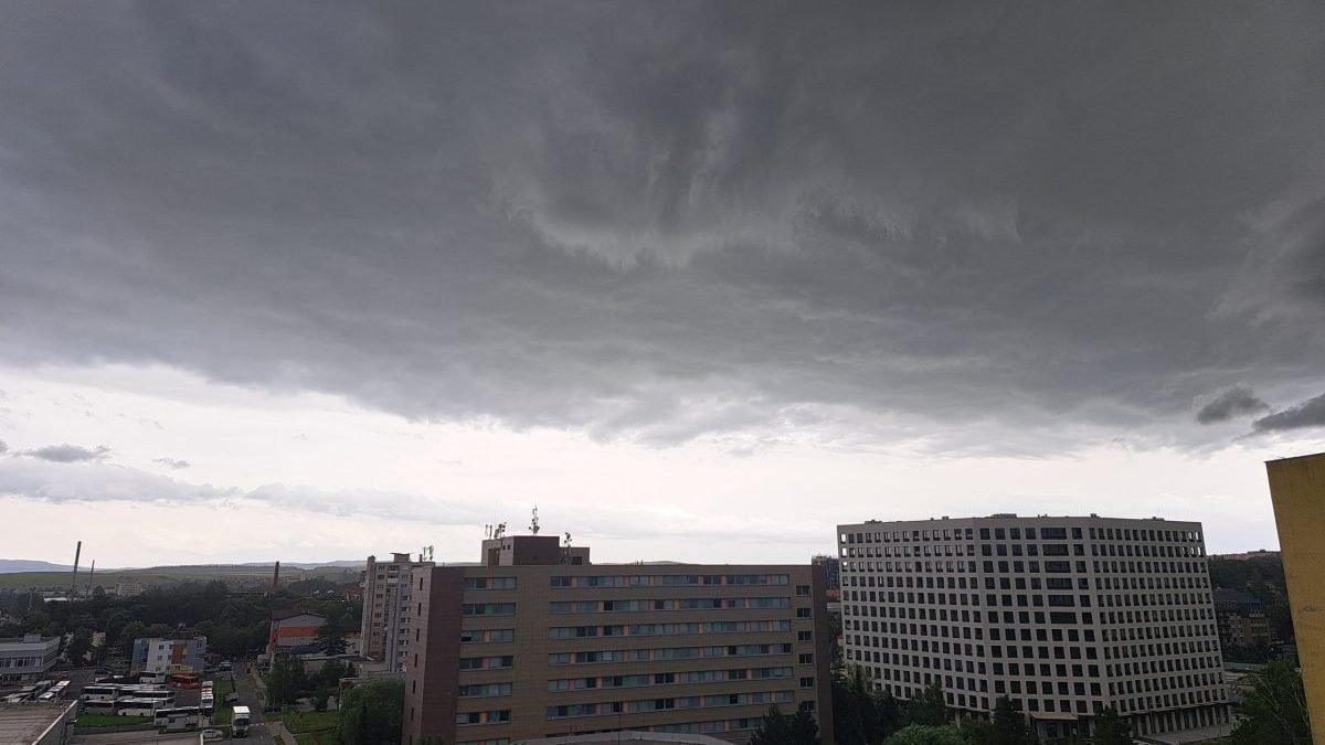 SHMÚ vydal výstrahy prvého aj druhého stupňa pred búrkami.