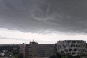 SHMÚ vydal výstrahy prvého aj druhého stupňa pred búrkami.