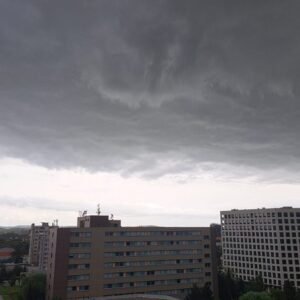 SHMÚ vydal výstrahy prvého aj druhého stupňa pred búrkami.
