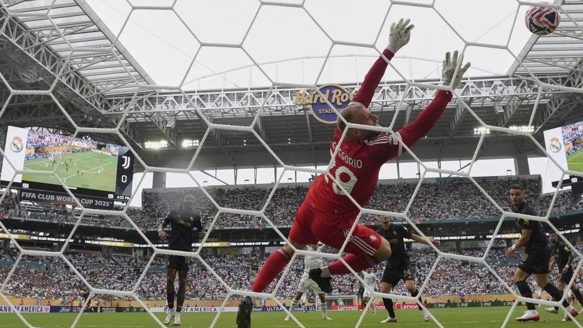 Real Madrid vyradil Juventus, Dortmund porazil Monterrey.