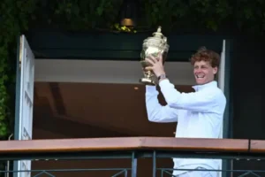 Rod Laver posiela dojemný odkaz Jannikovi Sinnerovi.