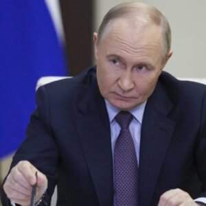 Macron po prvý raz od 2022 telefonoval s Putinom