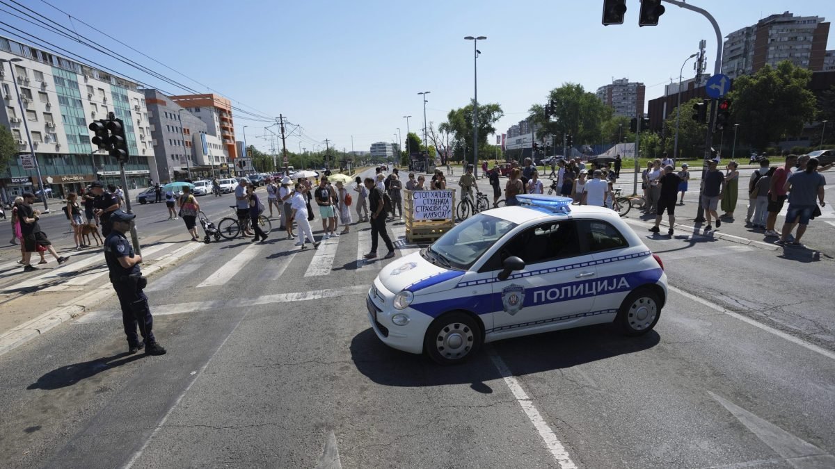 Srbská polícia pri zásahu proti demonštrantom zadržala 79 ľudí.