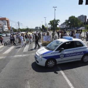 Srbská polícia pri zásahu proti demonštrantom zadržala 79 ľudí.