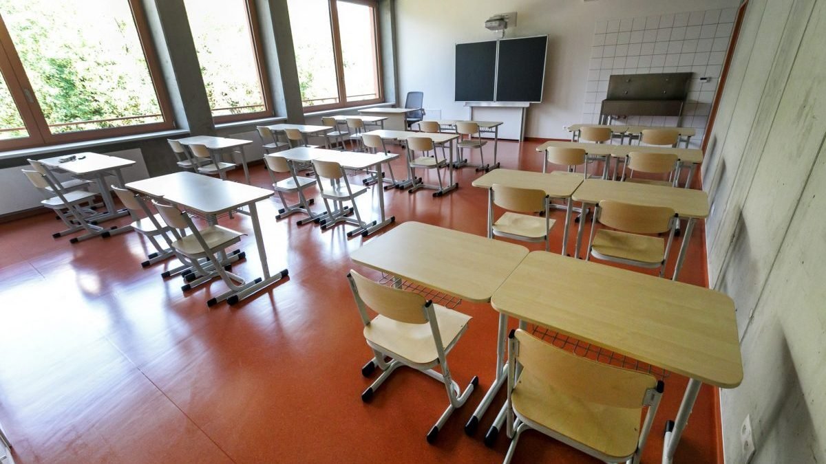 ÚHP: Na Slovensku klesá počet základných škôl aj žiakov.