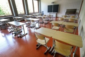 ÚHP: Na Slovensku klesá počet základných škôl aj žiakov.
