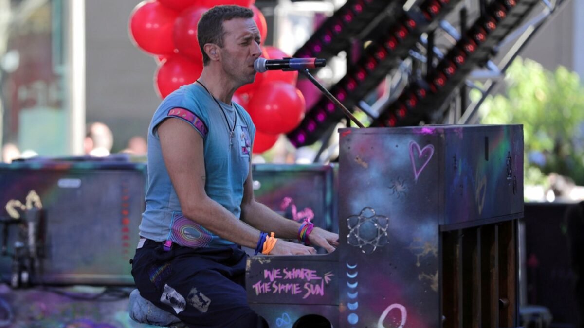 USA: Technologická spoločnosť začína vyšetrovanie virálneho videa páru objímajúceho sa na koncerte Coldplay