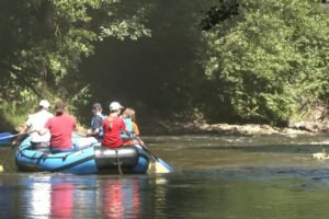 Nízke hladiny vôd spôsobujú problémy aj pri splavovaní riek.