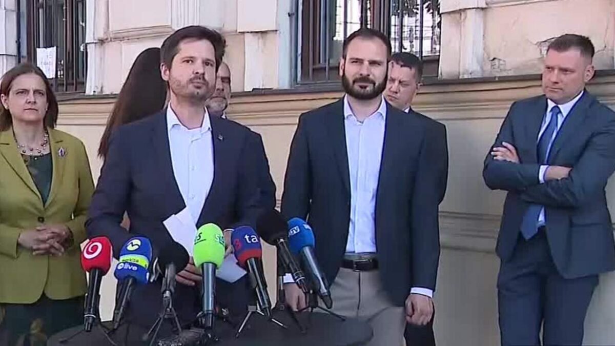 taraba sas tlacovka.jpg Opoziční poslanci tlačia na mimoriadny výbor pre Gabčíkovo, Taraba neveriacky v tieni