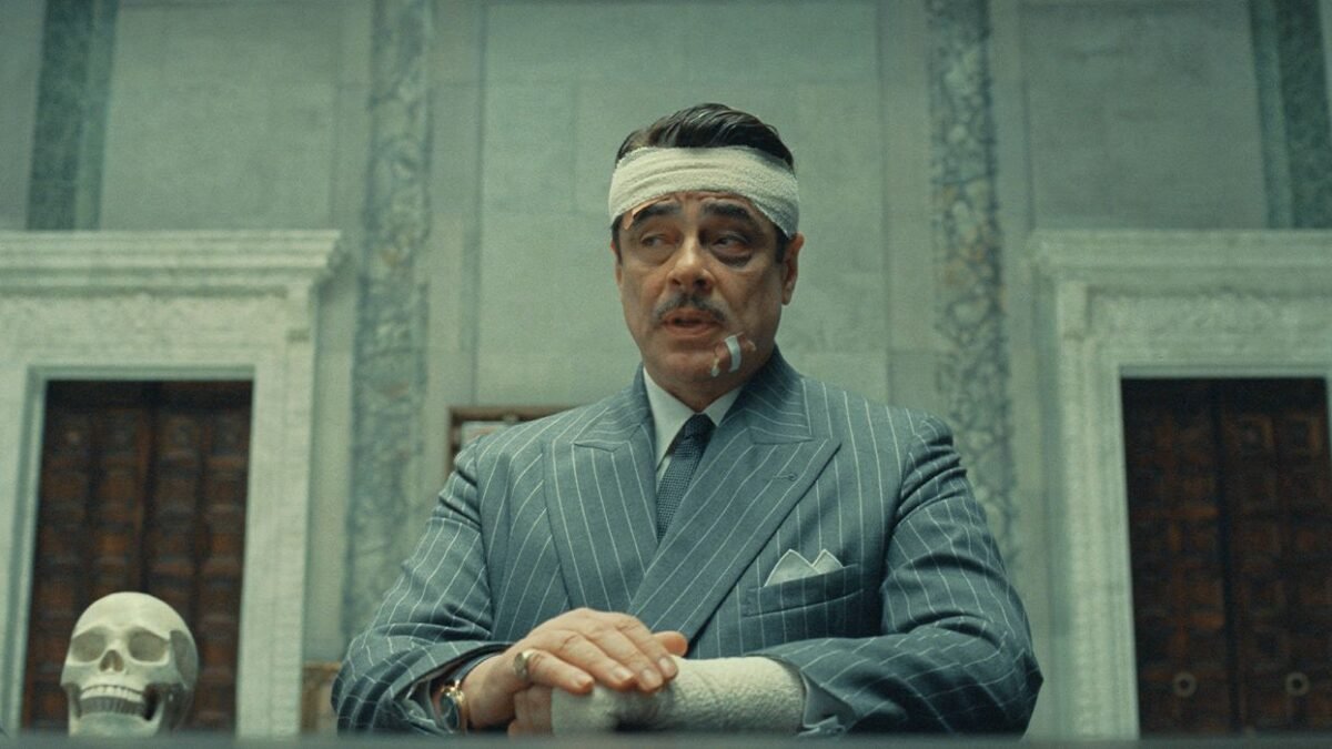 Benicio del Toro vyjednáva ‚The Phoenician Scheme‘ na digitálne platformy s novým featurette [exkluzívne].