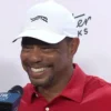 Tiger Woods sa zamýšľa nad chladným prijatím od Brooksa Koepku na Royal Portrush...