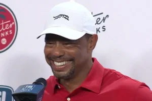 Tiger Woods sa zamýšľa nad chladným prijatím od Brooksa Koepku na Royal Portrush...