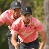 Tiger Woods podporuje syna Charlieho počas jeho výnimočného juniorského vystúpen...