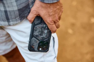 Mimo bežných hraníc: UAG Forged Carbon s medeným obalom pre iPhone 16 Pro Max