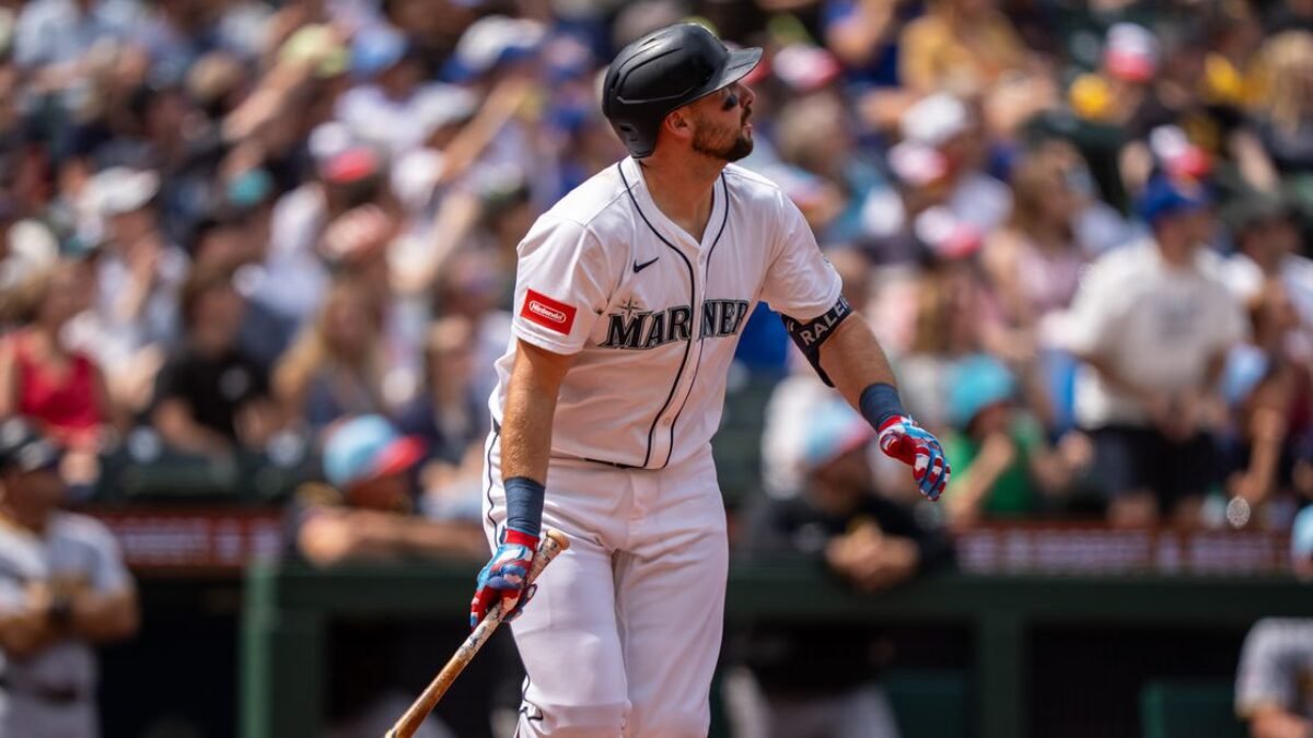 Closeup Cala Raleigha od YES Network počas Yankees-Mariners