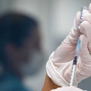 Infektológ varuje pred jesennou a zimnou vlnou COVID-19.