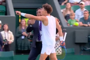 Pozri: Ben Shelton exploduje po odložení zápasu vo Wimbledone – od mečbolu po ko...