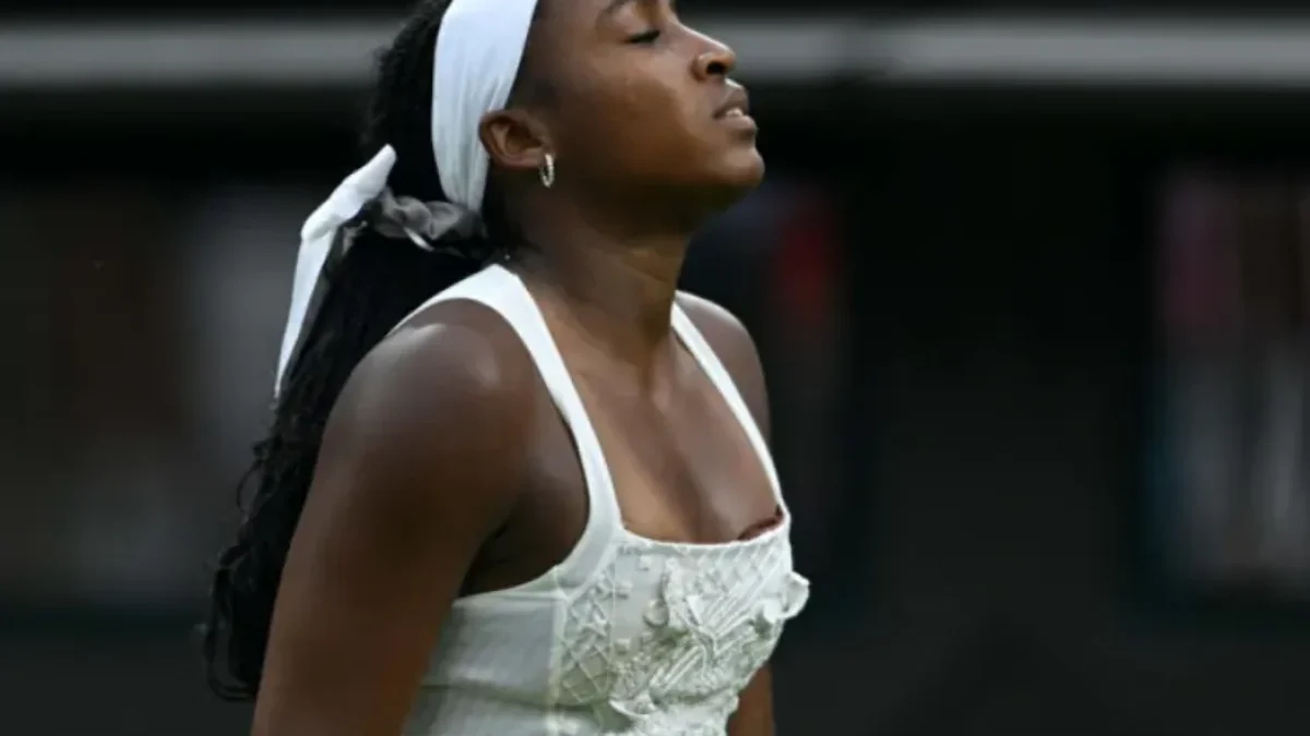 Wimbledon: Coco Gauff vyradená svetovou štvoridsiatkou dvojkou po chybami poznamenanom výkone.