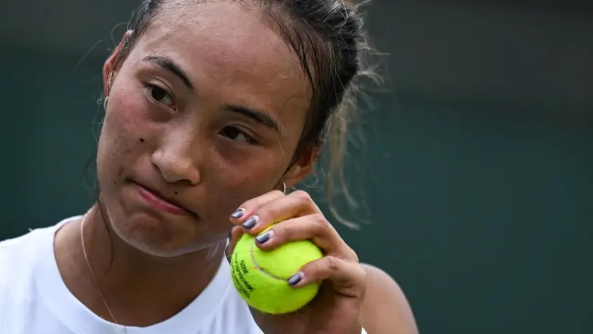 Zheng Qinwen má zaujímavú teóriu o svojich problémoch na tráve po prehre v prvom kole Wimbledonu.