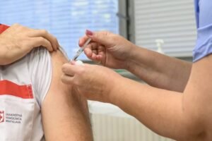 Odborníci i opozícia žiadajú obnovenie dovozu vakcín proti covidu.