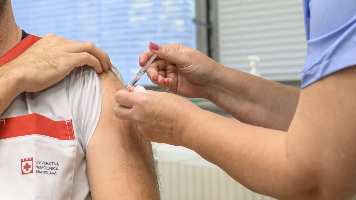 Odborníci i opozícia žiadajú obnovenie dovozu vakcín proti covidu.