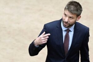 PS kritizuje postoj premiéra R. Fica k samitu Trumpa s Putinom.